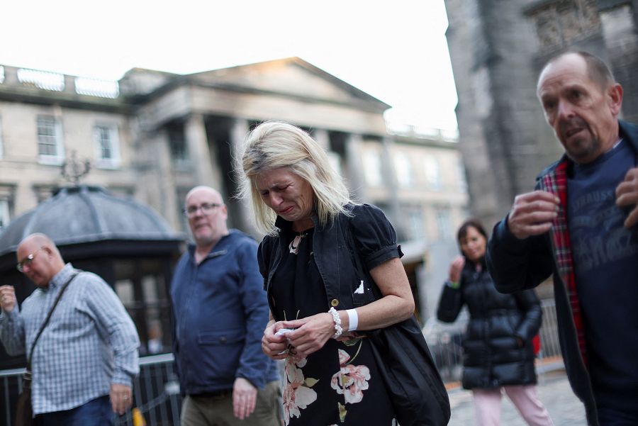 Una mujer a la salida de la catedral de Saint Giles