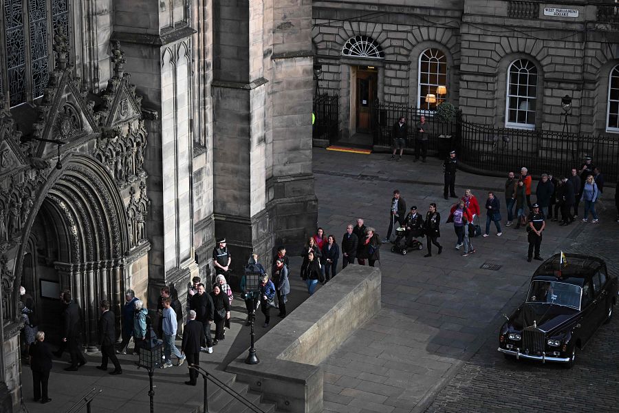 Cientos de personas hacen cola para entrar en la catedral de Saint Giles y despedir a Isabel II