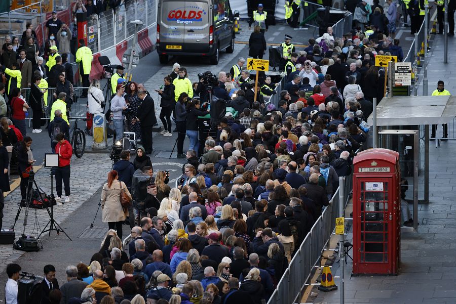 Cientos de personas hacen cola para poder entrar en la catedral de Saint Giles, Edimburgo