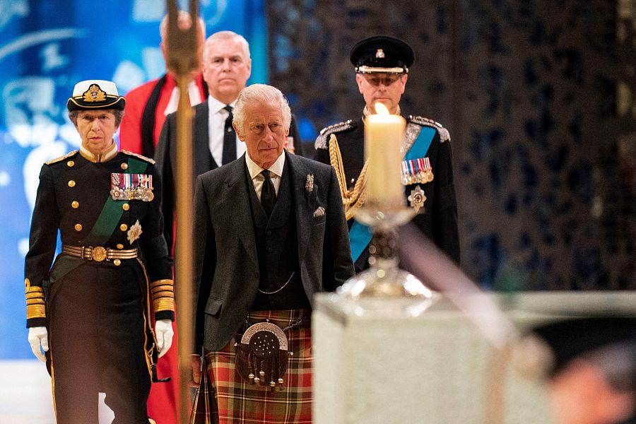 El rey Carlos III y los otros tres hijos de Isabel II ofrecen una vigilia en Edimburgo, Escocia