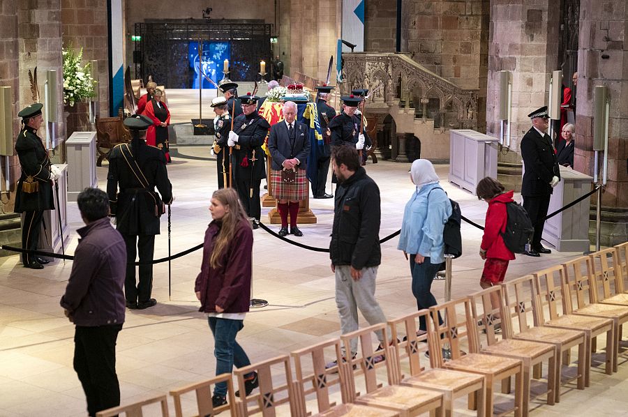 El rey Carlos III y miembros de la familia real ofrecen una vigilia en la catedral de Saint Giles, Edimburgo