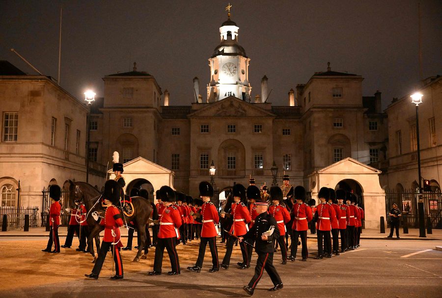 La Guardia de Granaderos participa en un ensayo de la procesión ceremonial del ataúd de la Reina Isabel II desde el Palacio de Buckingham
