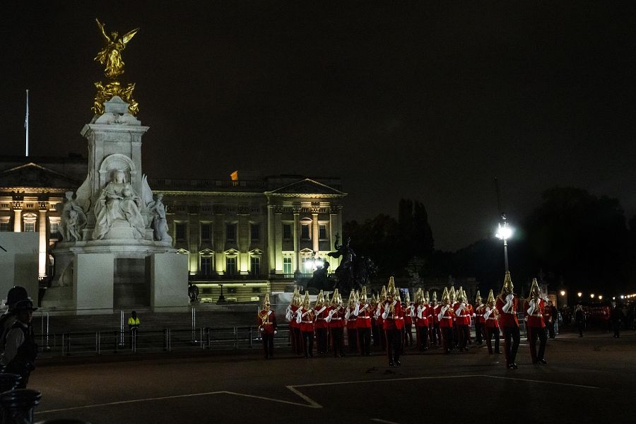 Guardias marchan durante un ensayo para la procesión de la reina Isabel II desde el Palacio de Buckingham hasta el de Westminster