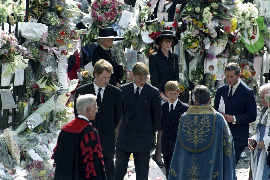 El entonces príncipe Carlos, acompañado de Guillermo y Enrique, a su llegada al funeral de Diana en Westminster