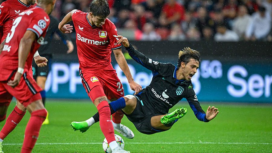 Joao Felix cae al suelo ante la defensa del Bayer Leverkusen