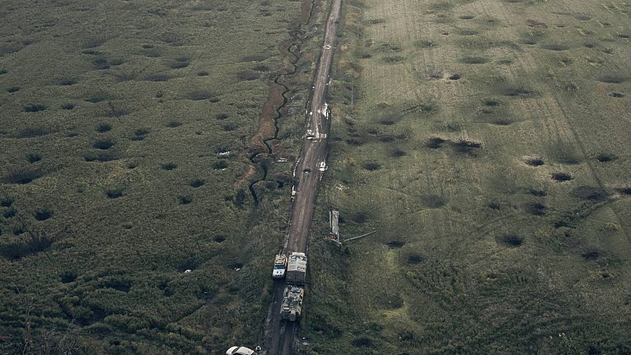 Cráteres en un campo cerca de la ciudad de Izyum, liberada recientemente en la contraofenisva de Járkov