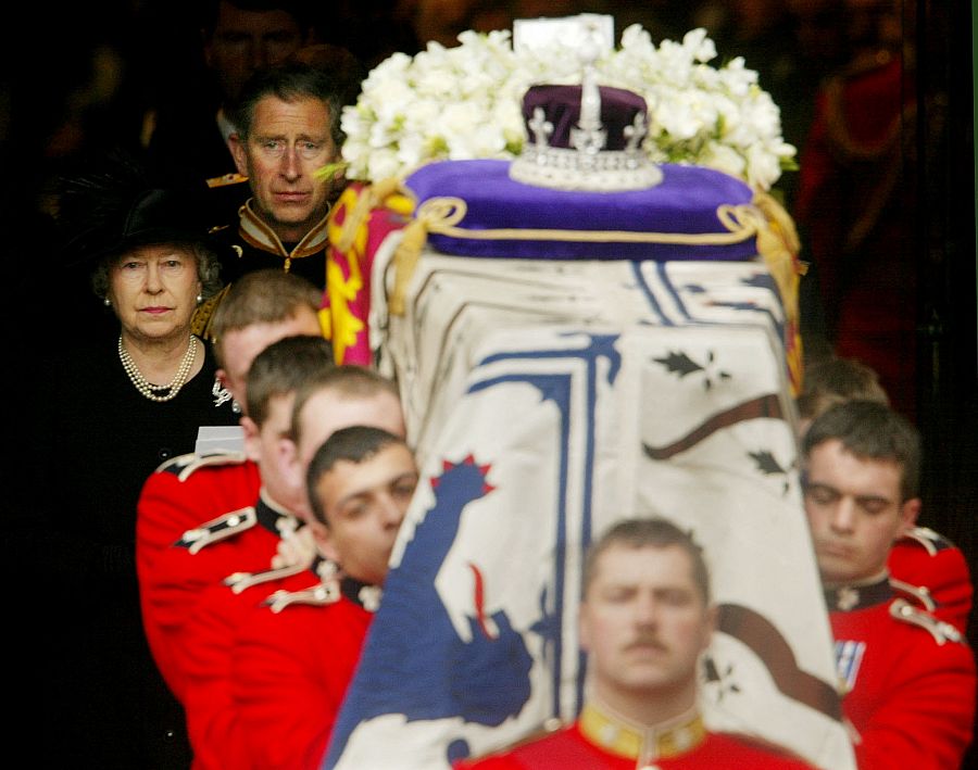 Isabel y Carlos, detrás del ataúd de la reina madre en su funeral en 2002