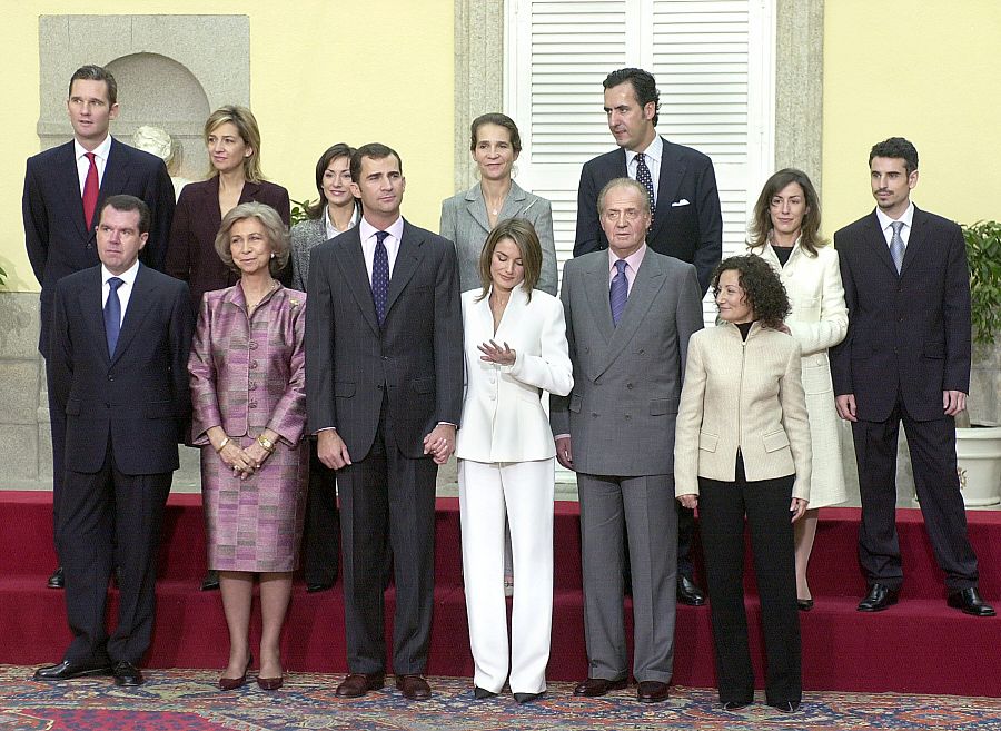  Letizia Ortiz Rocasolano observa el anillo de pedida que le ha regalado su prometido, el Príncipe de Asturias, mientras ambos posan en el Palacio de El Pardo con sus respectivas familias