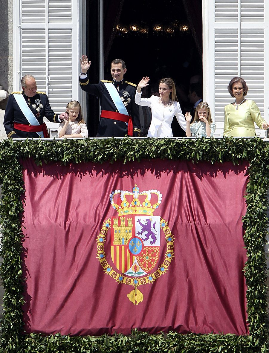 Los reyes saludan desde el balcón tras la proclamación de Felipe VI