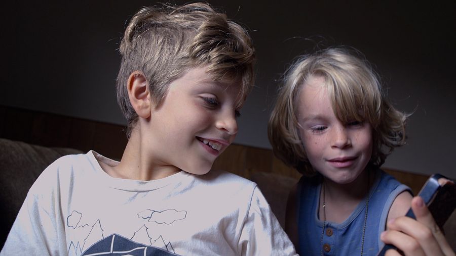 Niños juegan con un móvil