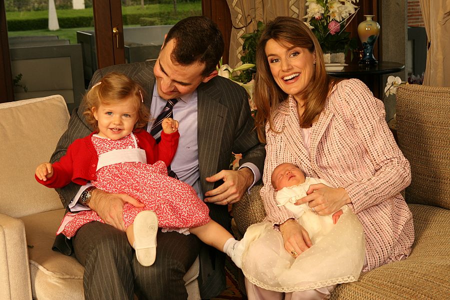 Los reyes tienen en brazos a la princesa Leonor y a la infanta Sofía