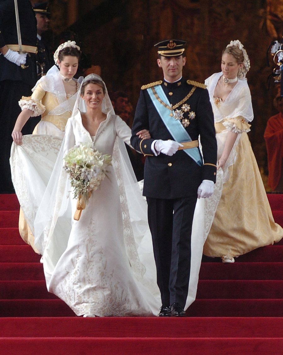 El Príncipe Felipe y Letizia Ortiz, a su salida de la Catedral de la Almudena tras contraer matrimonio