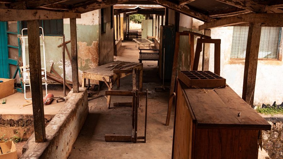 Sala de hospital africano con mobiliario roto