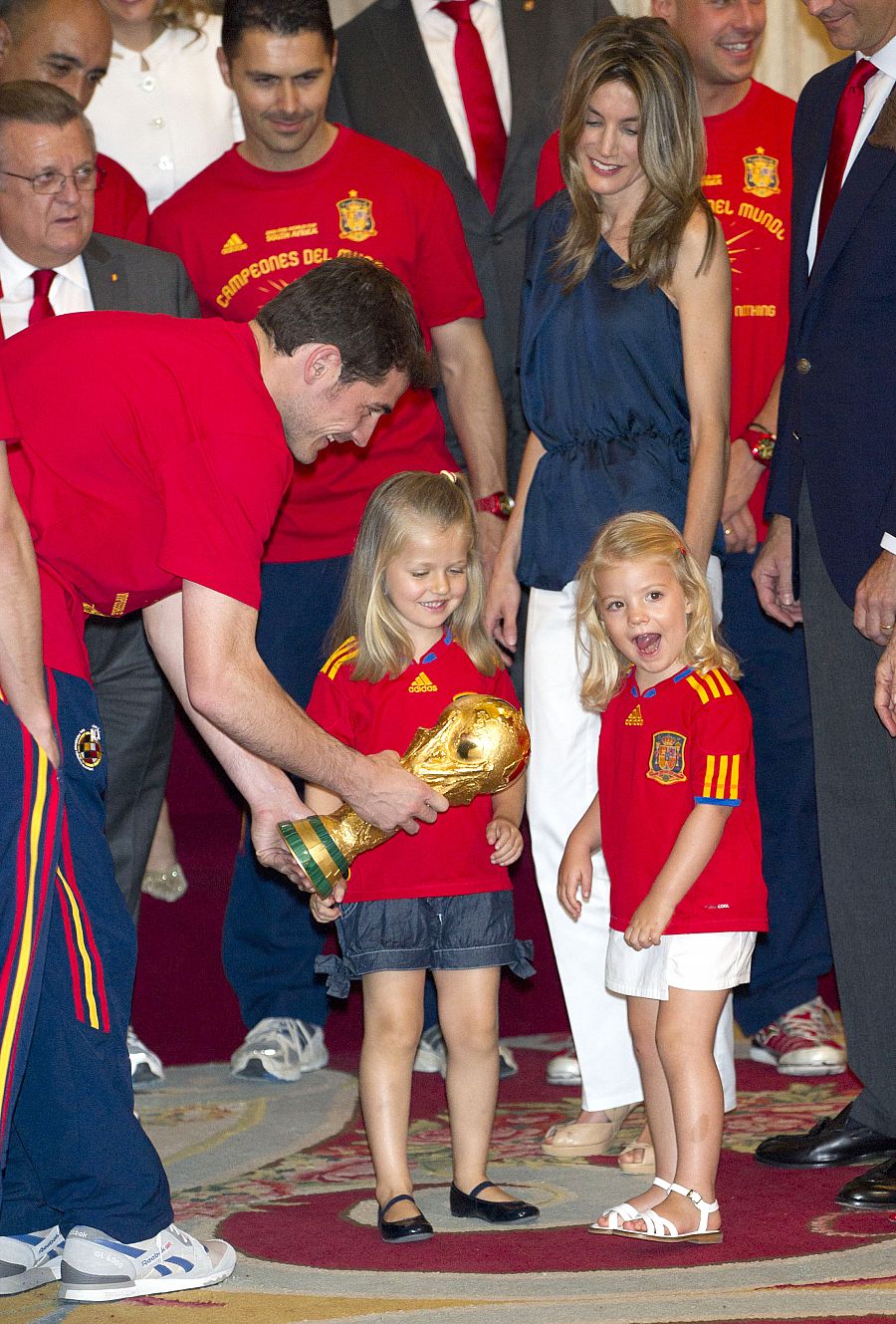 El futbolista Iker Casillas junto a las infantas y la princesa de Asturias durante una audiencia real a la seleccion nacional de futbol