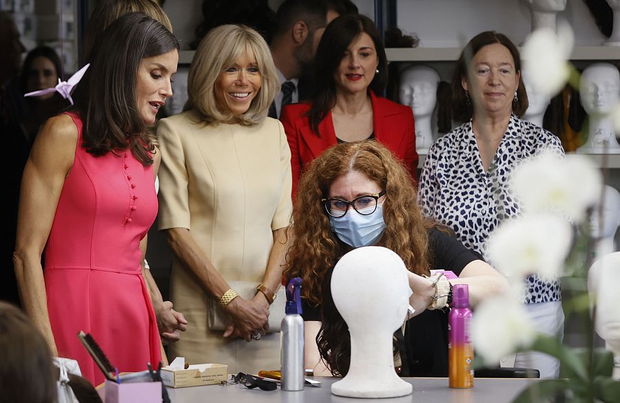 La reina Letizia, Macron y Schulerud  conversan con una trabajadora en el vestuario del Teatro Real de Madrid