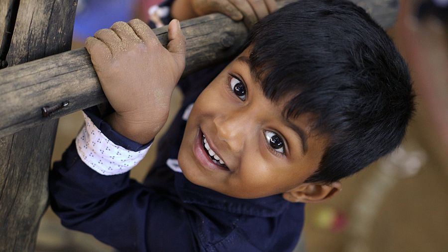 Un niño juega en la naturaleza
