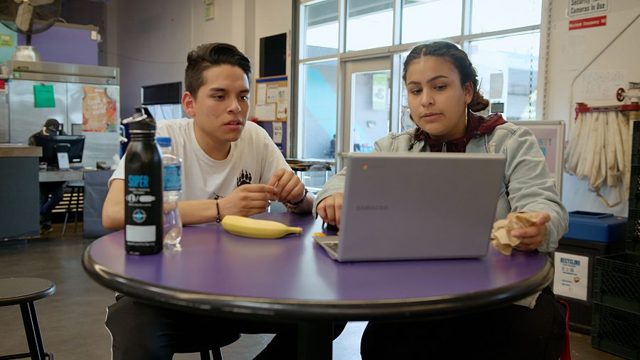 Dos jóvenes con un ordenador en la escuela