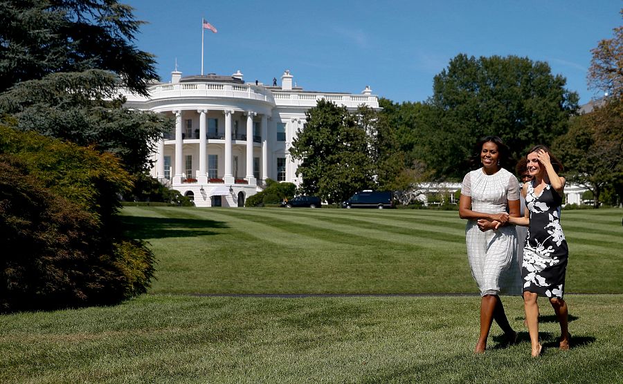 La priera dama, Michelle Obama, y la reina Letizia pasean por los jardines de la Casa Blana en Washingotn