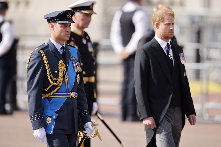 El príncipe Guillermo de Gales y el Príncipe Harry, Duque de Sussex, caminan detrás del ataúd de la reina  Isabel II