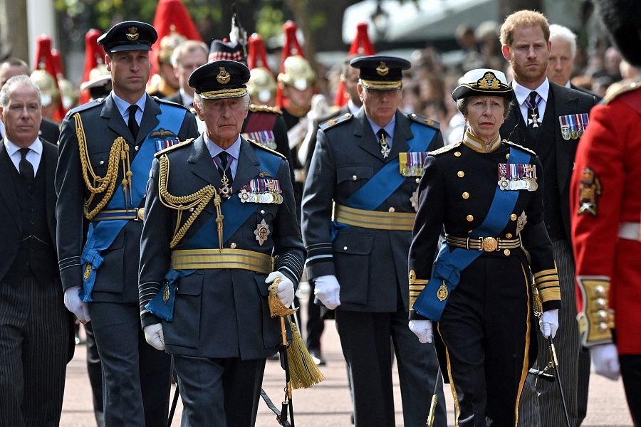 El príncipe Guillermo, el rey Carlos III, la princesa Ana y el príncipe Harry caminan detrás del ataúd de la Reina Isabel II