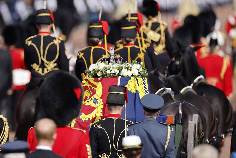 El féretro real de Isabel II ha sido transportado hasta Westminster en un carruaje tirado por siete caballos negros