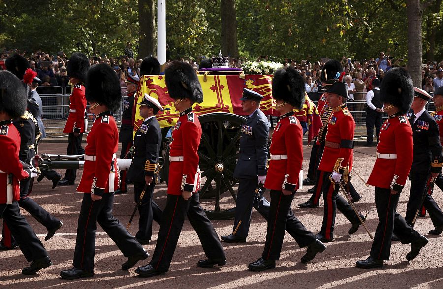 El ataúd de la reina Isabel II procesiona desde el Palacio de Buckingham hasta Westminster