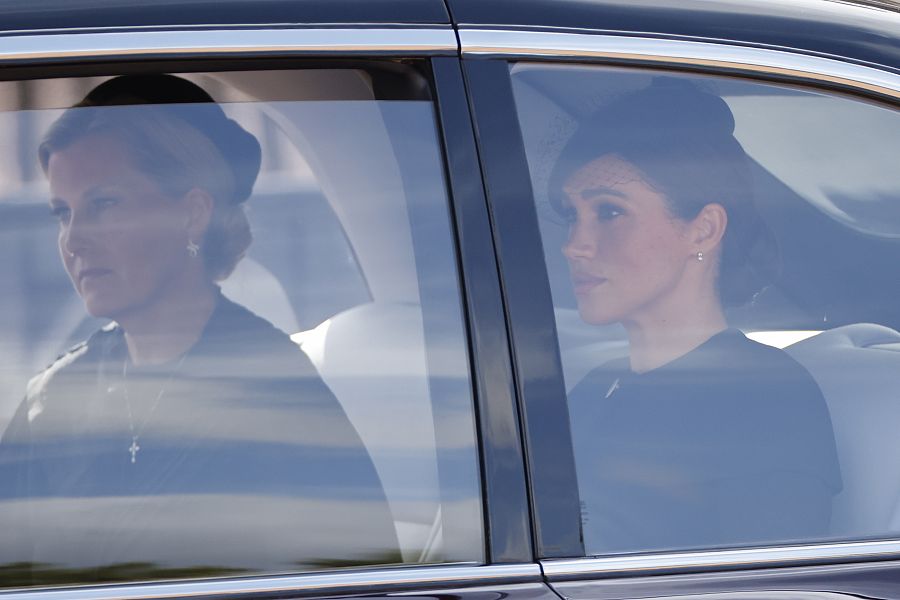 La duquesa de Sussex, Meghan, y la duquesa de Wessex, Sophie, han seguido la procesión del ataúd de Isabel II en coche