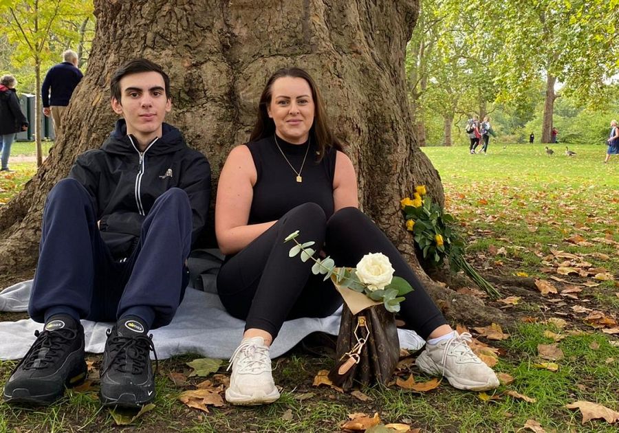 Katy visita Londres con su hijo para presentar sus respetos a Isabel II