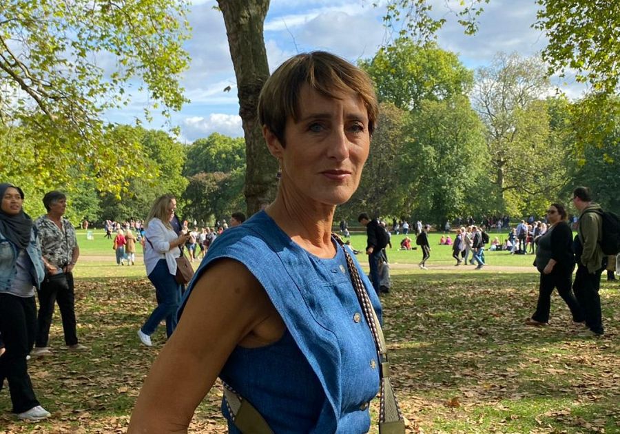 Katerina visita la avenida de The Mall para presentar sus respetos a Isabel II