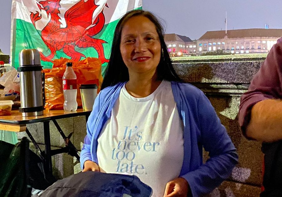 Monica, una mujer filipina que lleva varios años viviendo en Londres, espera para entrar a la capilla ardiente de Isaebl II