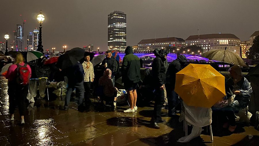 Un grupo de personas espera para ser los primeros en entrar a la capilla ardiente de Isabel II, en Londres