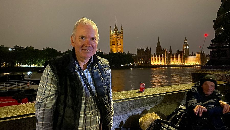 Phil lleva varias horas esperando para que abran la capilla ardiente de la reina Isabel II