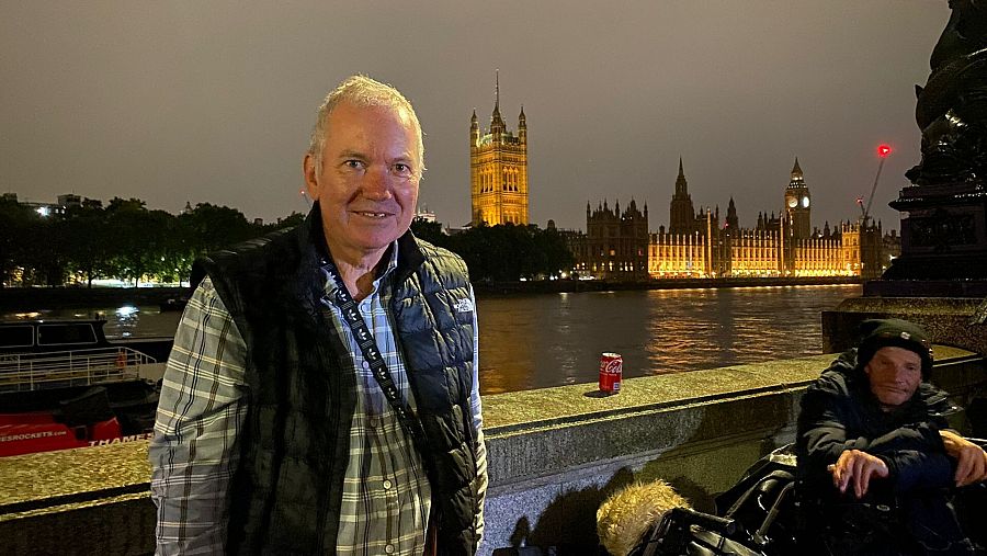 Phil lleva varias horas esperando para que abran la capilla ardiente de la reina Isabel II