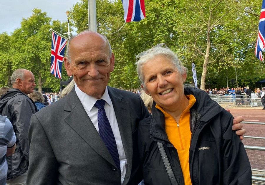Philip, junto a su mujer, en la avenida de The Mall en Londres