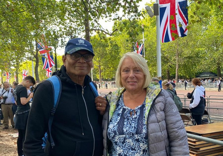 Susanne, junto a su marido, en la avenida de The Hall, en Londres