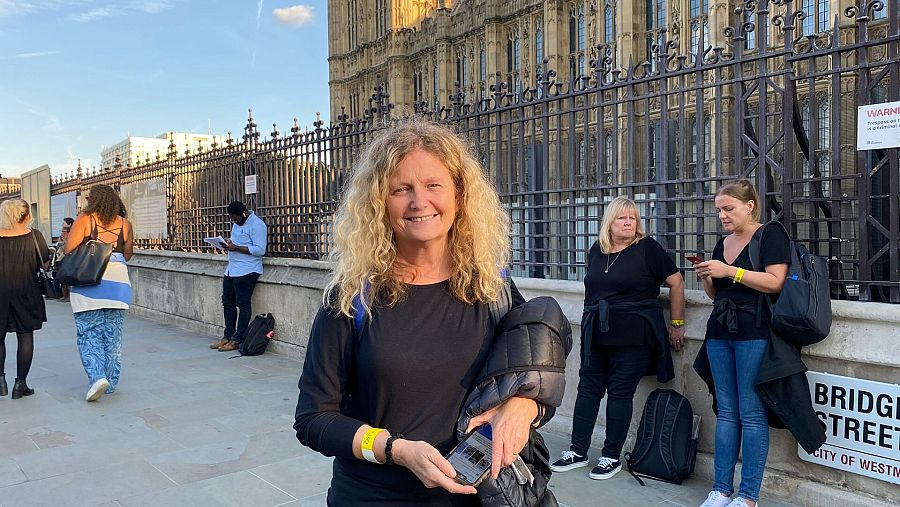 Karen, una mujer de Surrey, ha esperado 10 horas para poder entrar en la capilla ardiente de Isabel II