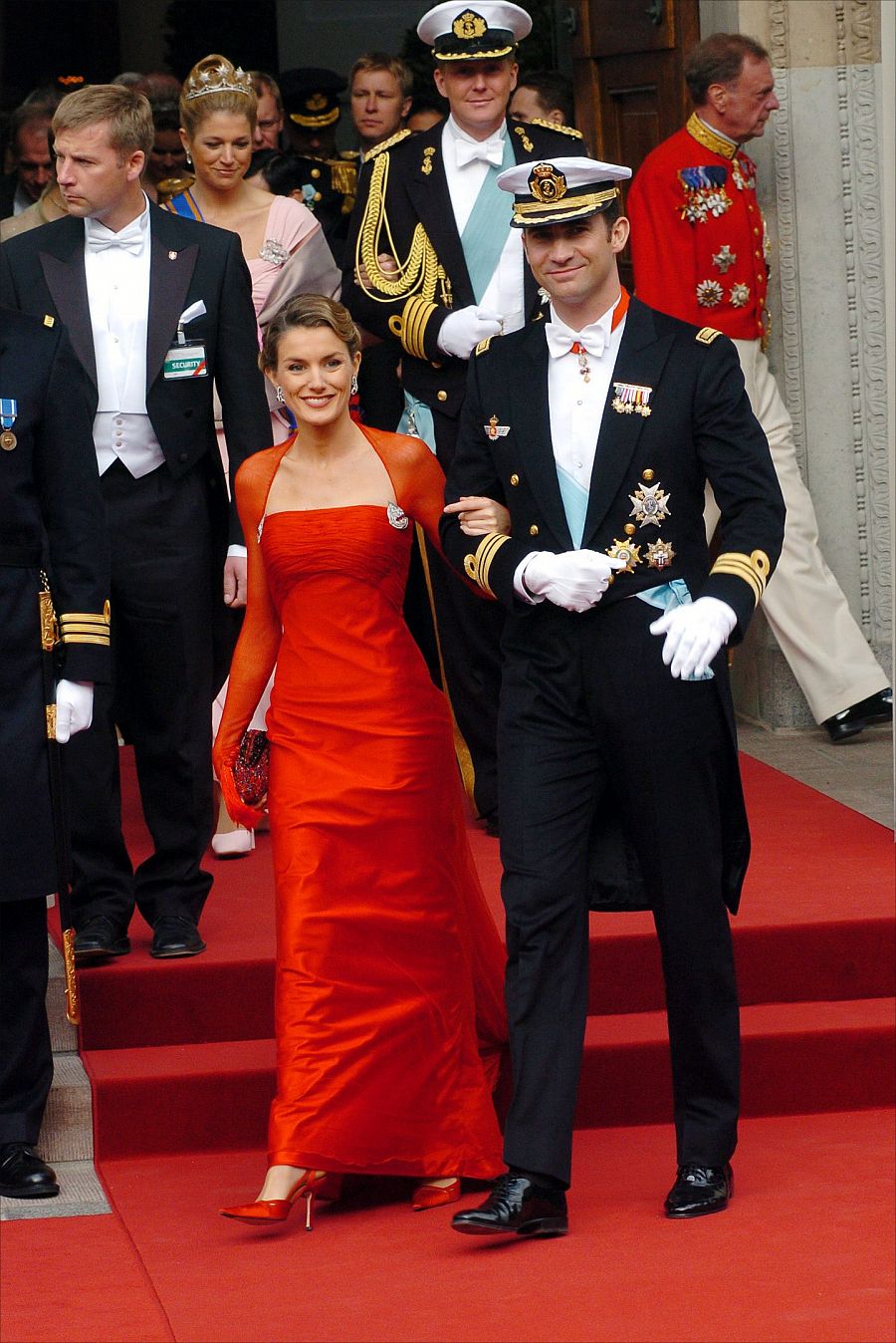 La princesa Letizia vestida con el icónico vestido rojo de Caprile, junto al príncipe Felipe de Borbón