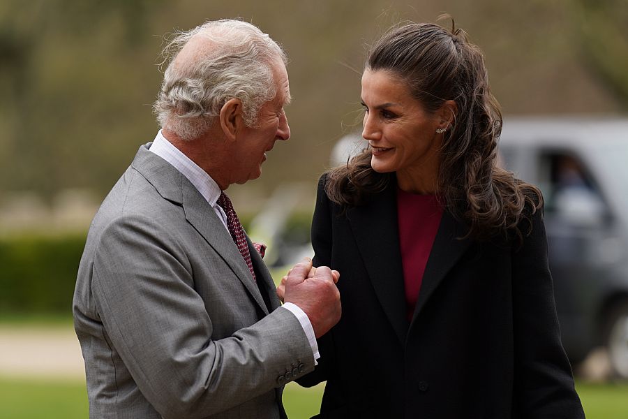 El príncipe Carlos de Inglaterra y la reina Letizia durante la inauguración de una galería de arte