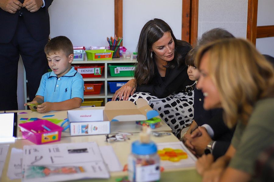 La reina Letizia durante el comienzo del curso para los 93 estudiantes cuyos centros se vieron afectados por la erupción del volcán