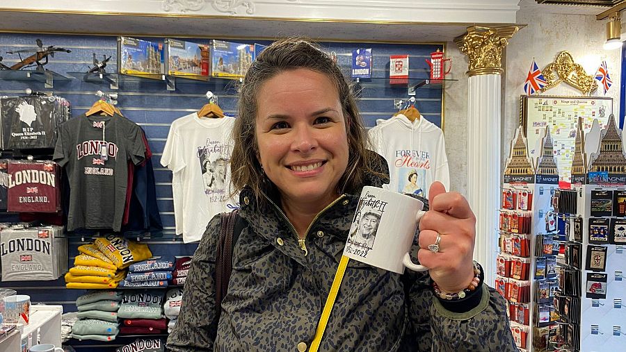 Pauline, una francesa que vive en Londres, compra a su familia una taza con la imagen de Isabel II