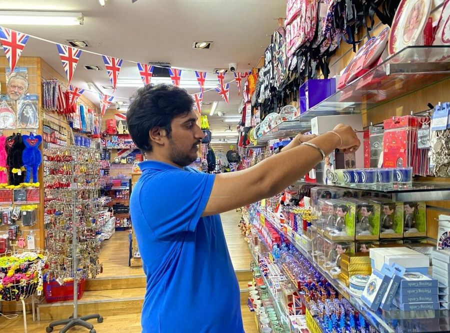 Kishan, gerante de una tienda de suvenires en el barrio de Westminster, en Londres