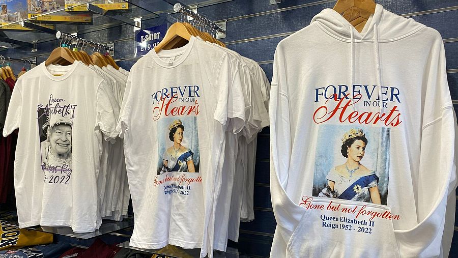 Sudaderas con imágenes de la reina Isabel II en una tienda de suvenires cerca del Palacio de Buckingham