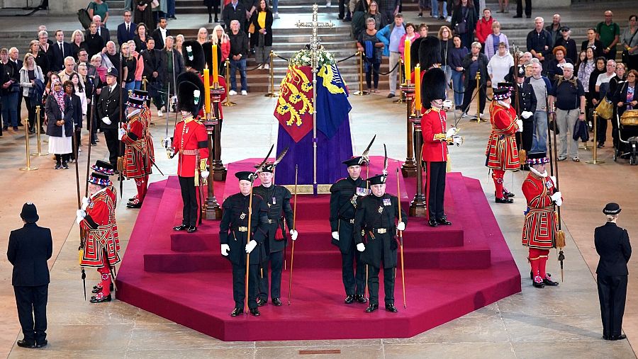 El ministro de Defensa, Ben Wallace, y el ministro de la cartera de Escocia, Alister Jack, han montado guardia ante el féretro de Isabel II