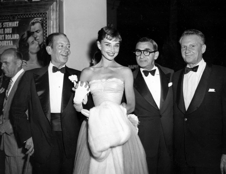 Audrey Hepburn junto a otros miembros del equipo de 'Vacaciones en Roma'