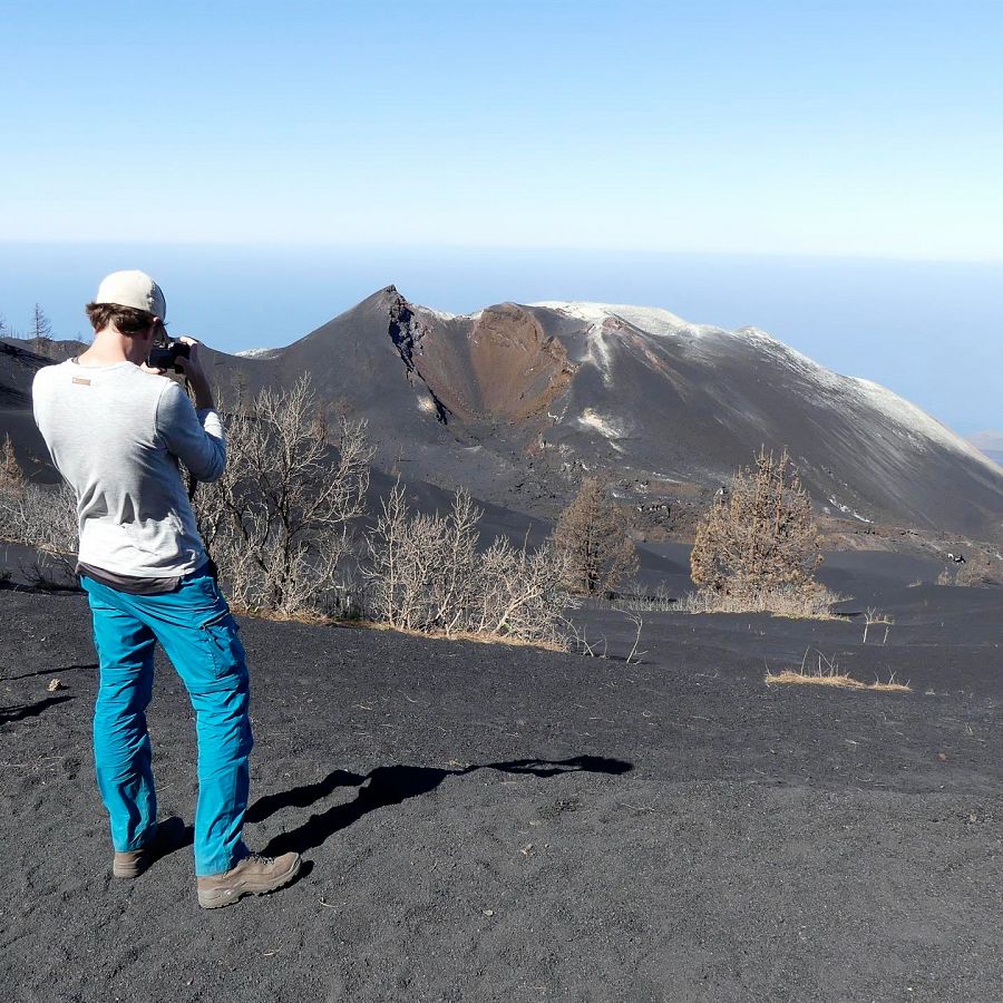 Un turista fotografía el volcán Tajogaite en La Palma un año después de la erupción.