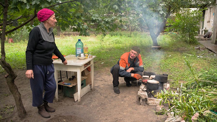 Larissa y su marido cocinando en plena calle