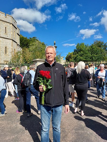 George muestra su ramo de flores en Windsor