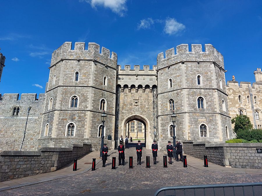 Los guardianes custodian la Capilla de San Jorge donde será enterrada la reina Isabel II