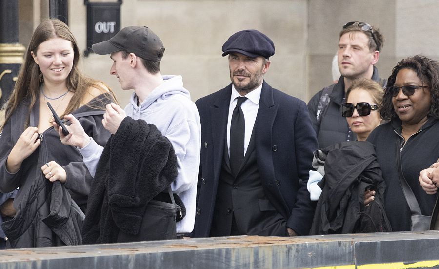 David Beckham en la cola de la capilla ardiente de Isabel II vestido al completo de negro