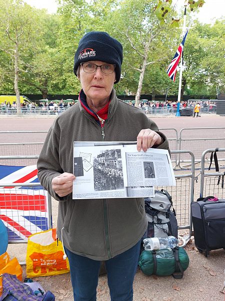 Jane muestra una foto de su abuelo en el periódico